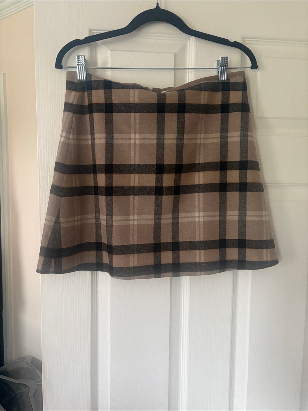 Wilfred  Mini Skirt in Tan and Black . H -16,5 inches. Wool blend
